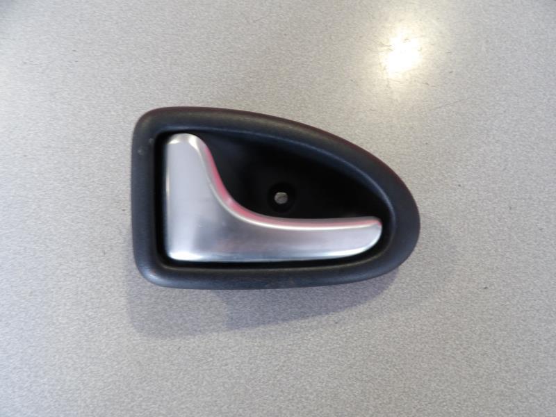 Poignee interieur avant gauche RENAULT CLIO 2 PHASE 2 Essence - 1