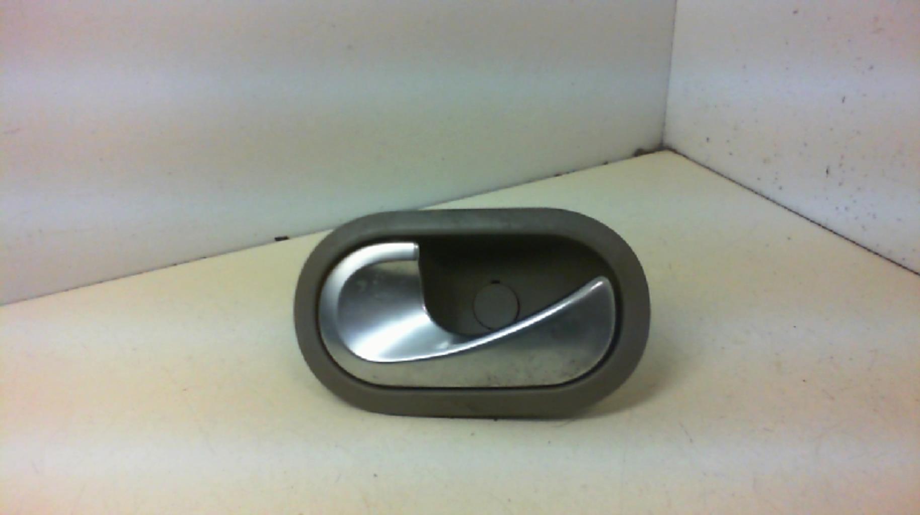 Poignee porte avant gauche RENAULT CLIO 3 PHASE 1 Essence - 1