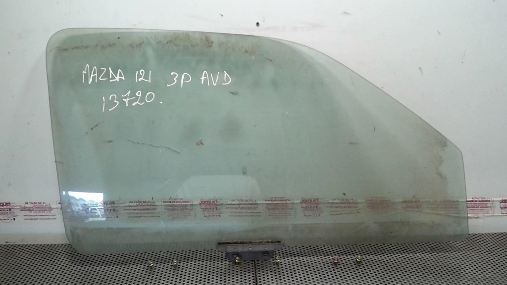 Vitre avant droit MAZDA 121 1 Diesel - 1