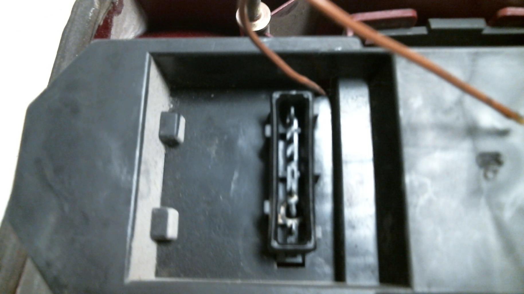 Fanale posteriore principale sinistro (luci) FORD MONDEO 1 PHASE 2 BREAK Diésel - 1
