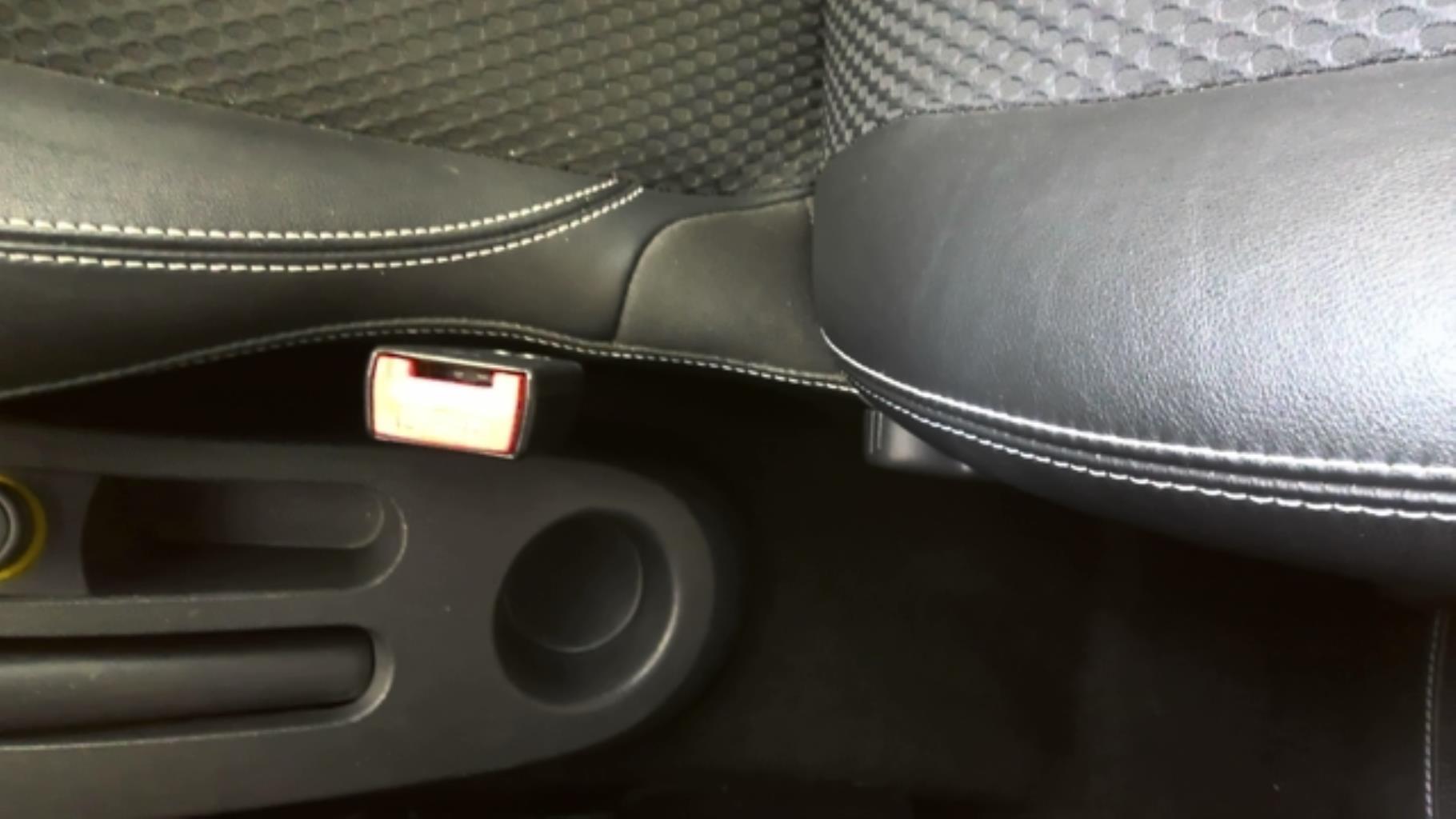 Aggancio cintura sicurezza anteriore destro RENAULT CLIO 3 PHASE 2 Diésel - 1