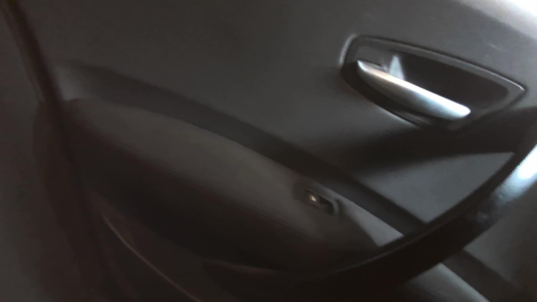 Maniglia interna posteriore destra BMW SERIE 1 E87 PHASE 2 Diésel - 1