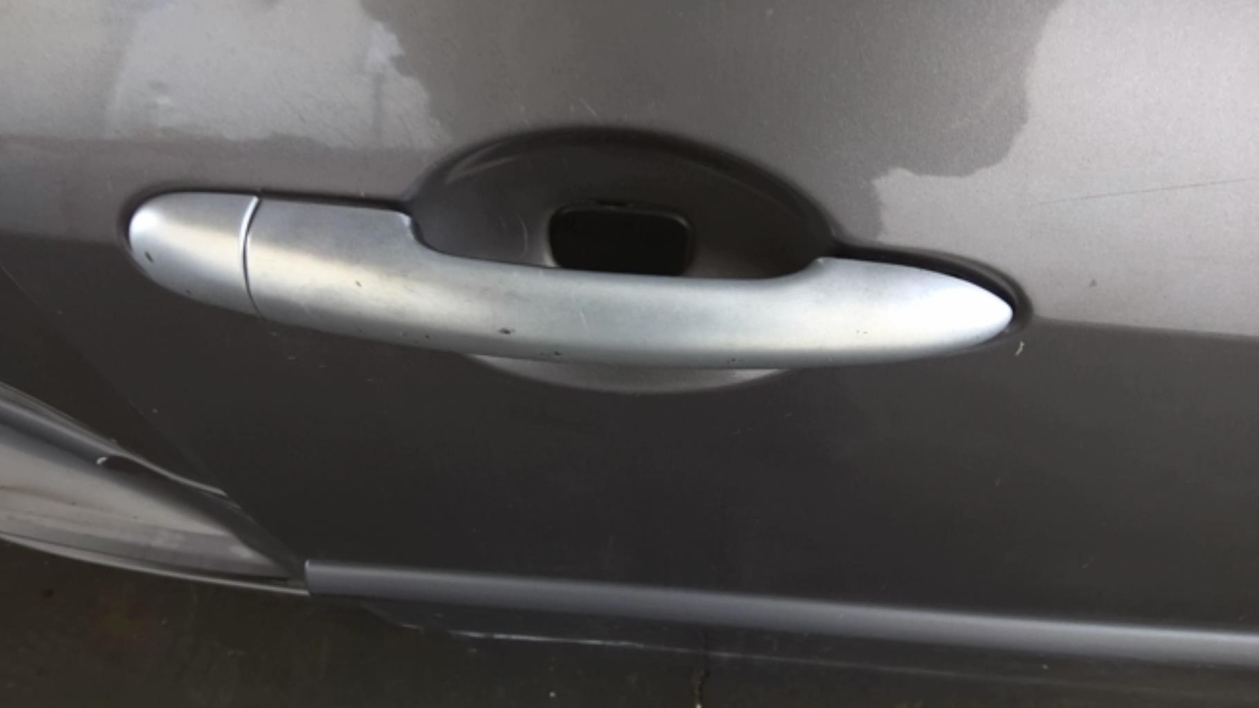 Maniglia portiera anteriore destra RENAULT CLIO 3 PHASE 2 Diésel - 1