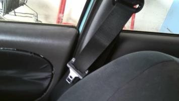 Cinturón de seguridad delantero derecho