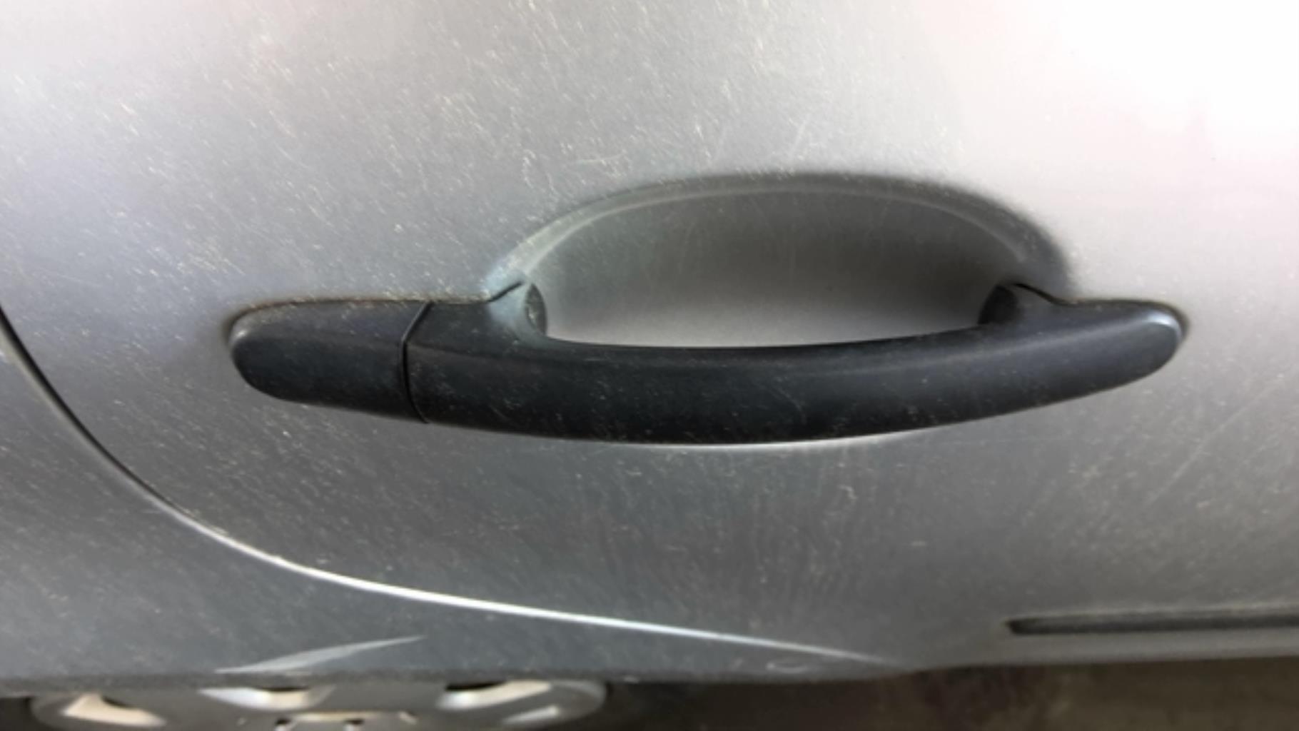 Maniglia portiera posteriore destra VOLKSWAGEN POLO 4 PHASE 1 Diésel - 1