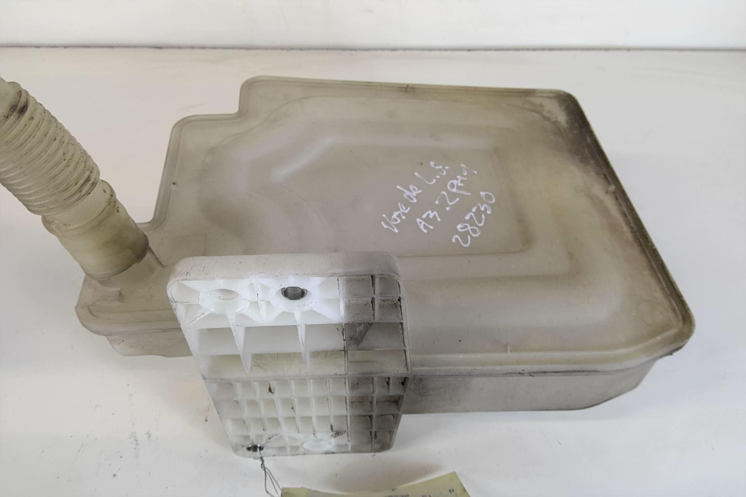 Vase de lave glace AUDI A3 2 PHASE 1 Essence - 1