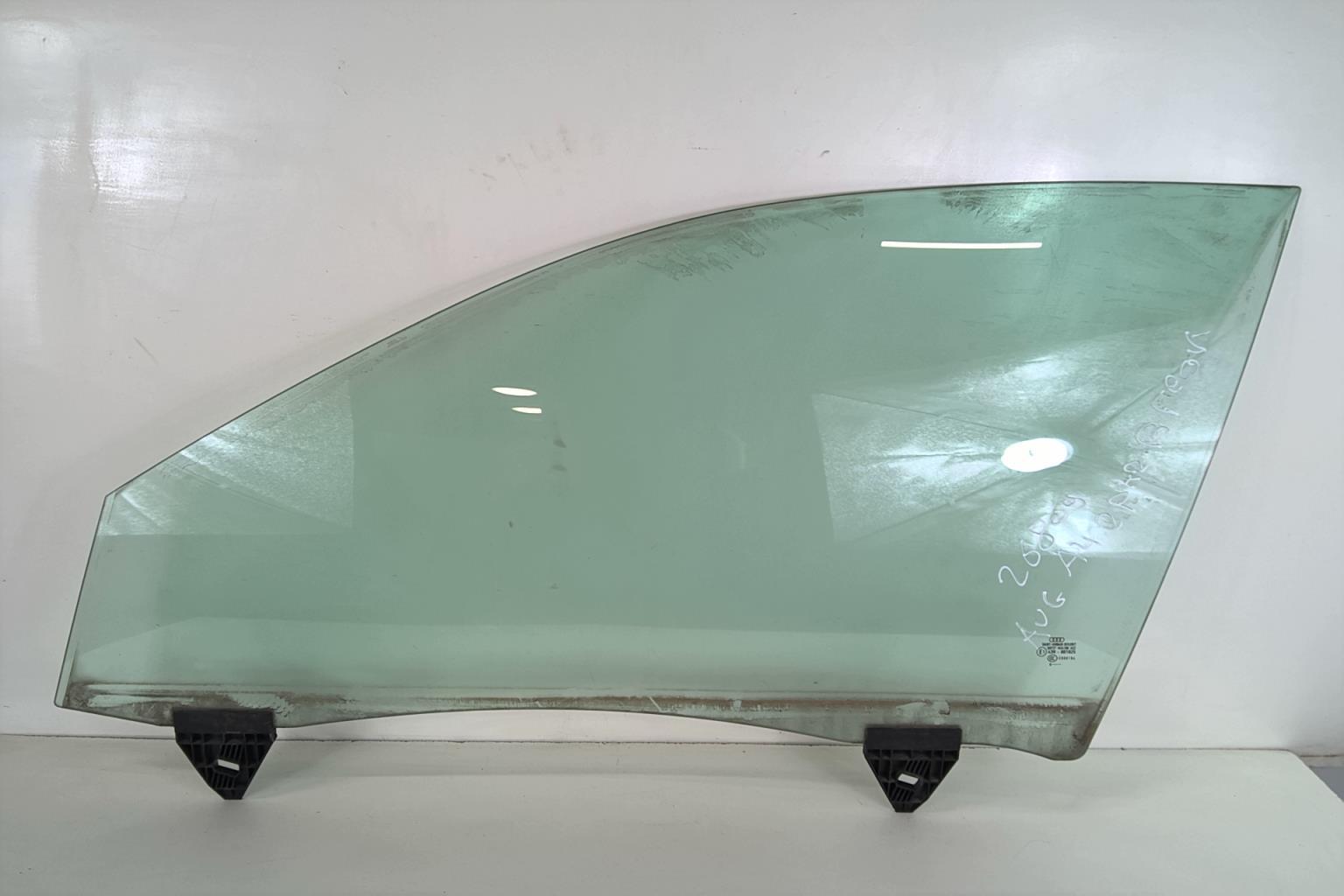Vitre avant gauche AUDI A4 2 AVANT PHASE 2 BREAK Diesel - 1
