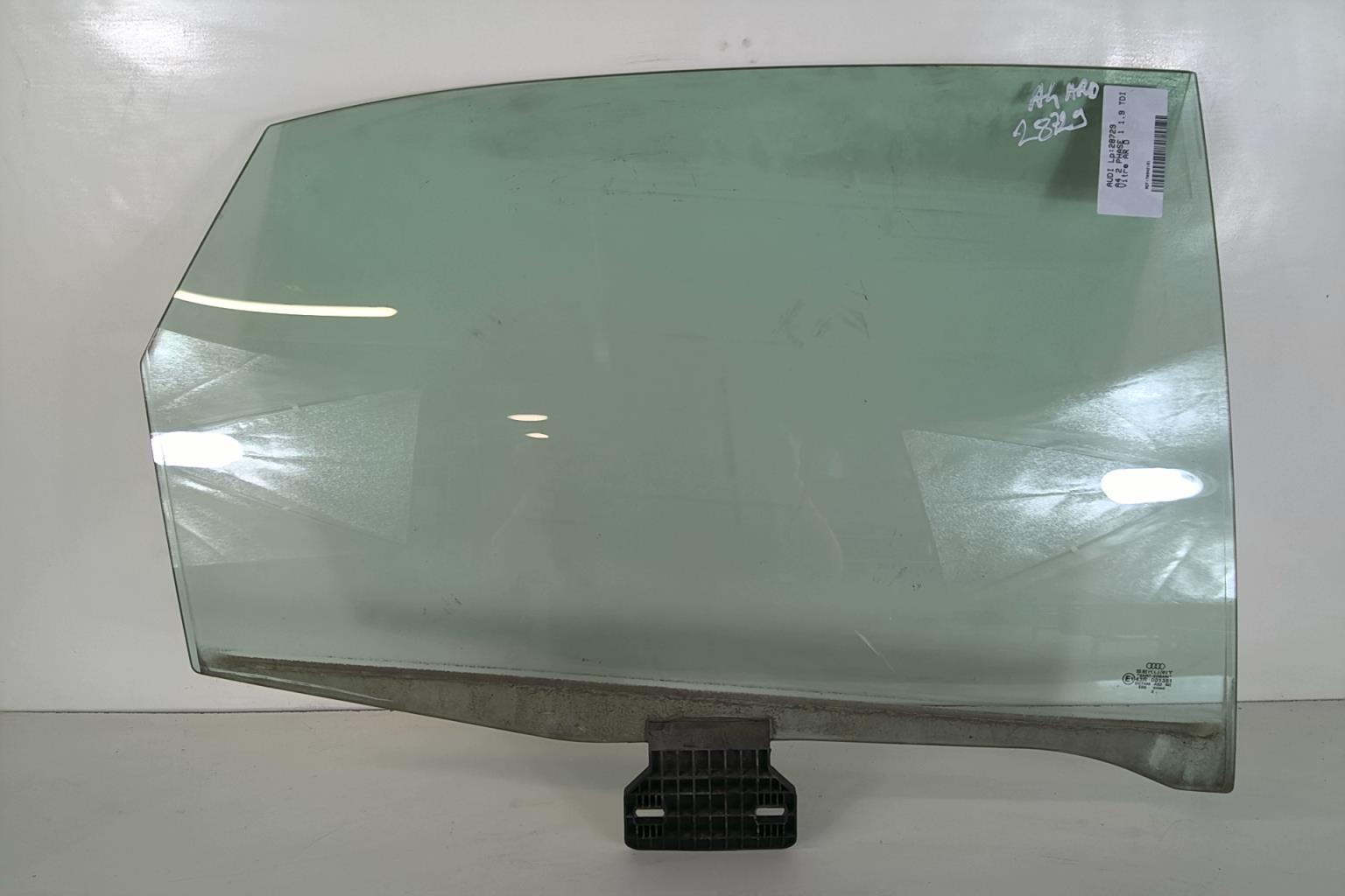 Vitre arriere droit AUDI A4 2 PHASE 1 Diesel - 1