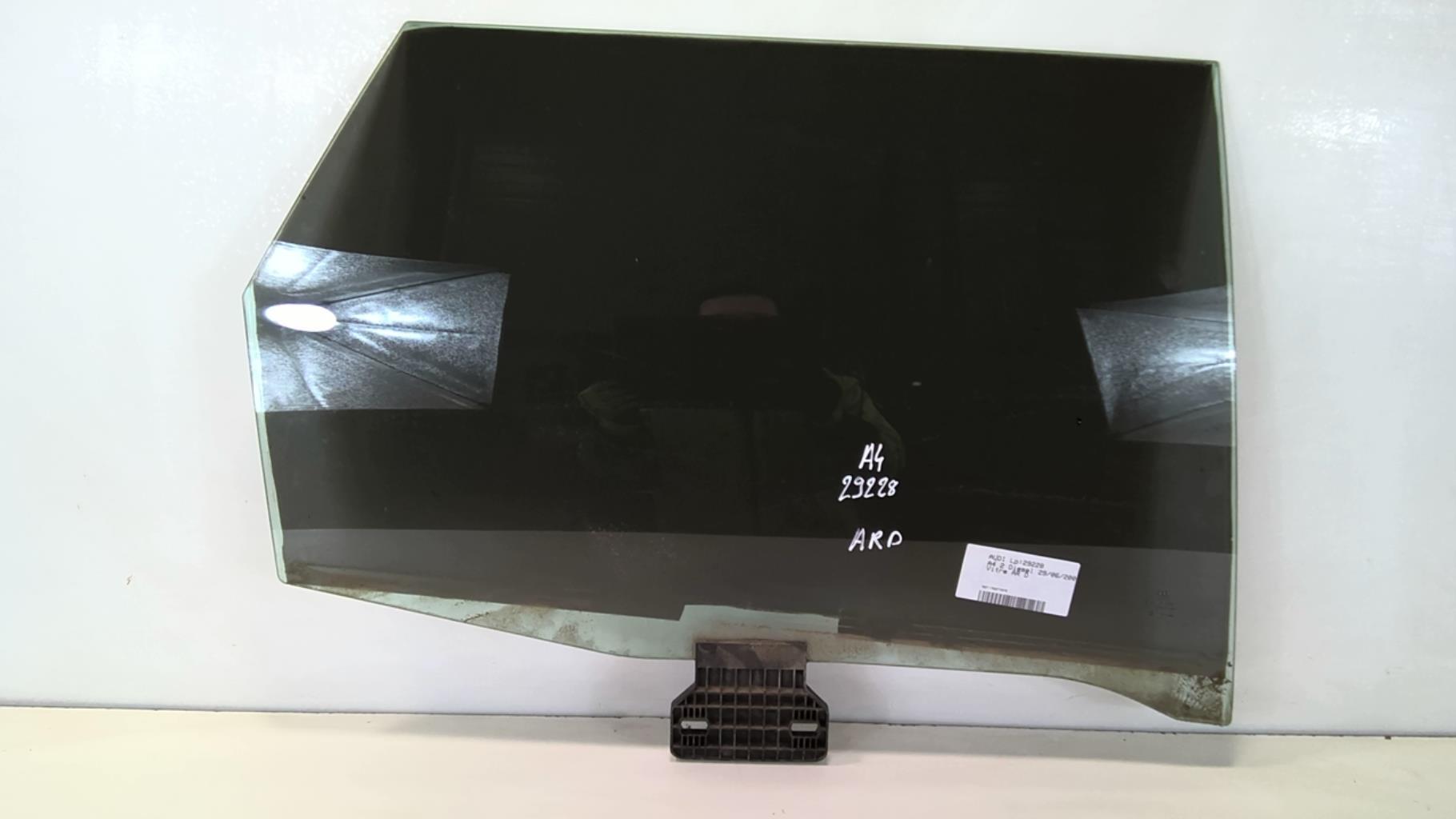 Vitre arriere droit AUDI A4 2 AVANT PHASE 1 BREAK Diesel - 1