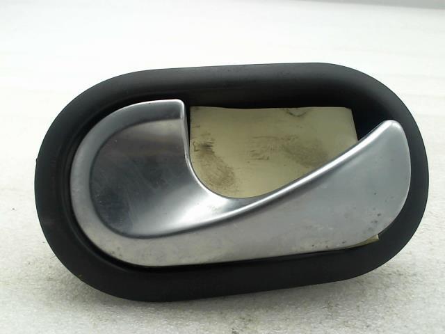 Poignee interieur arriere gauche RENAULT CLIO 3 PHASE 1 Essence - 1