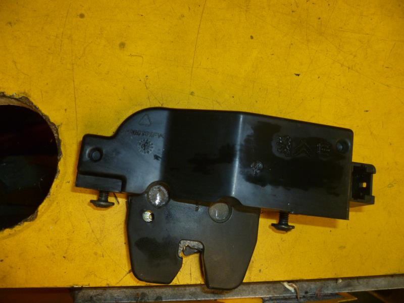 Serrure de coffre PEUGEOT 607 PHASE 1 Diesel - 1