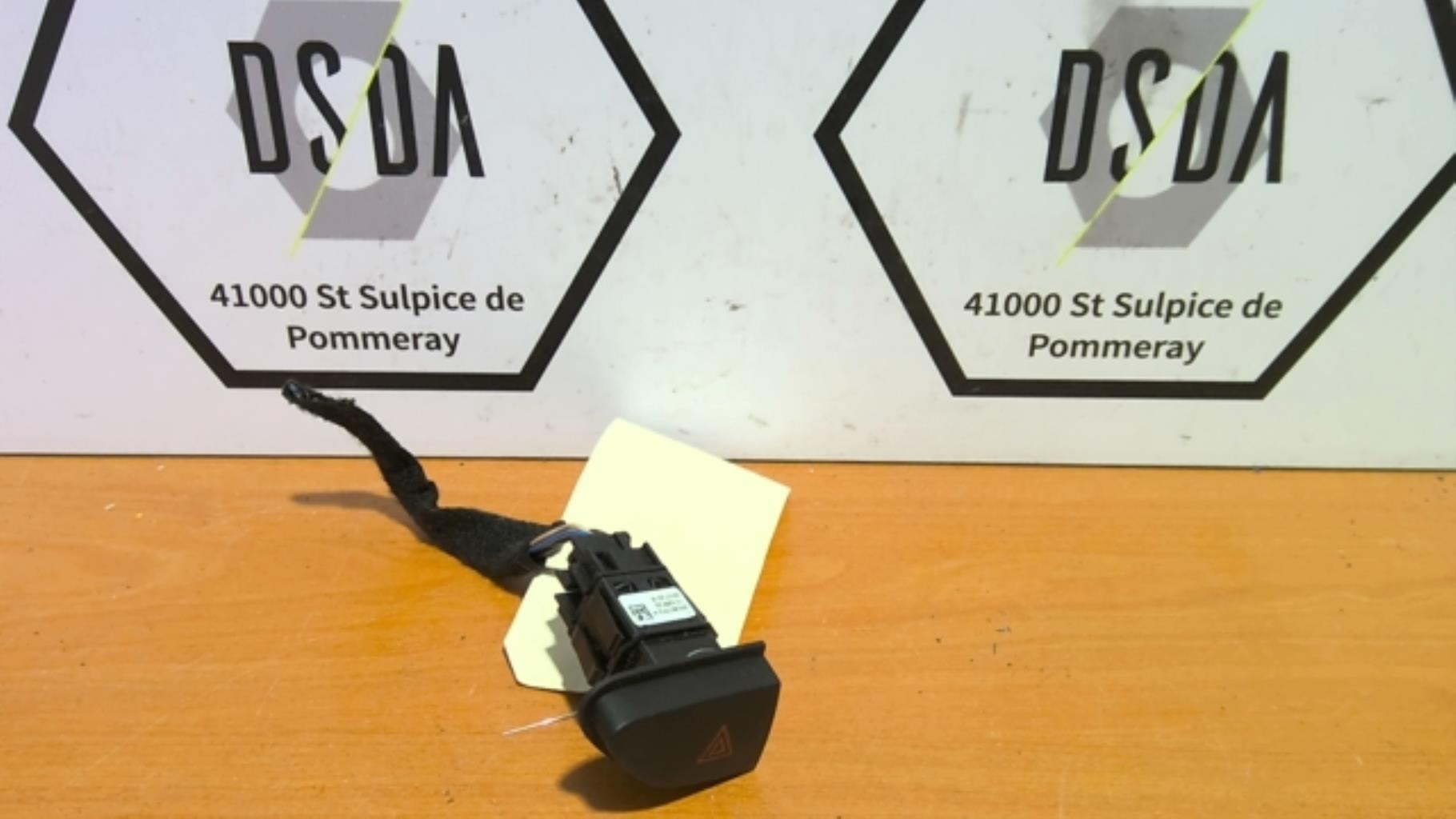 Bouton de warning RENAULT CLIO 4 PHASE 1 Diesel - 1