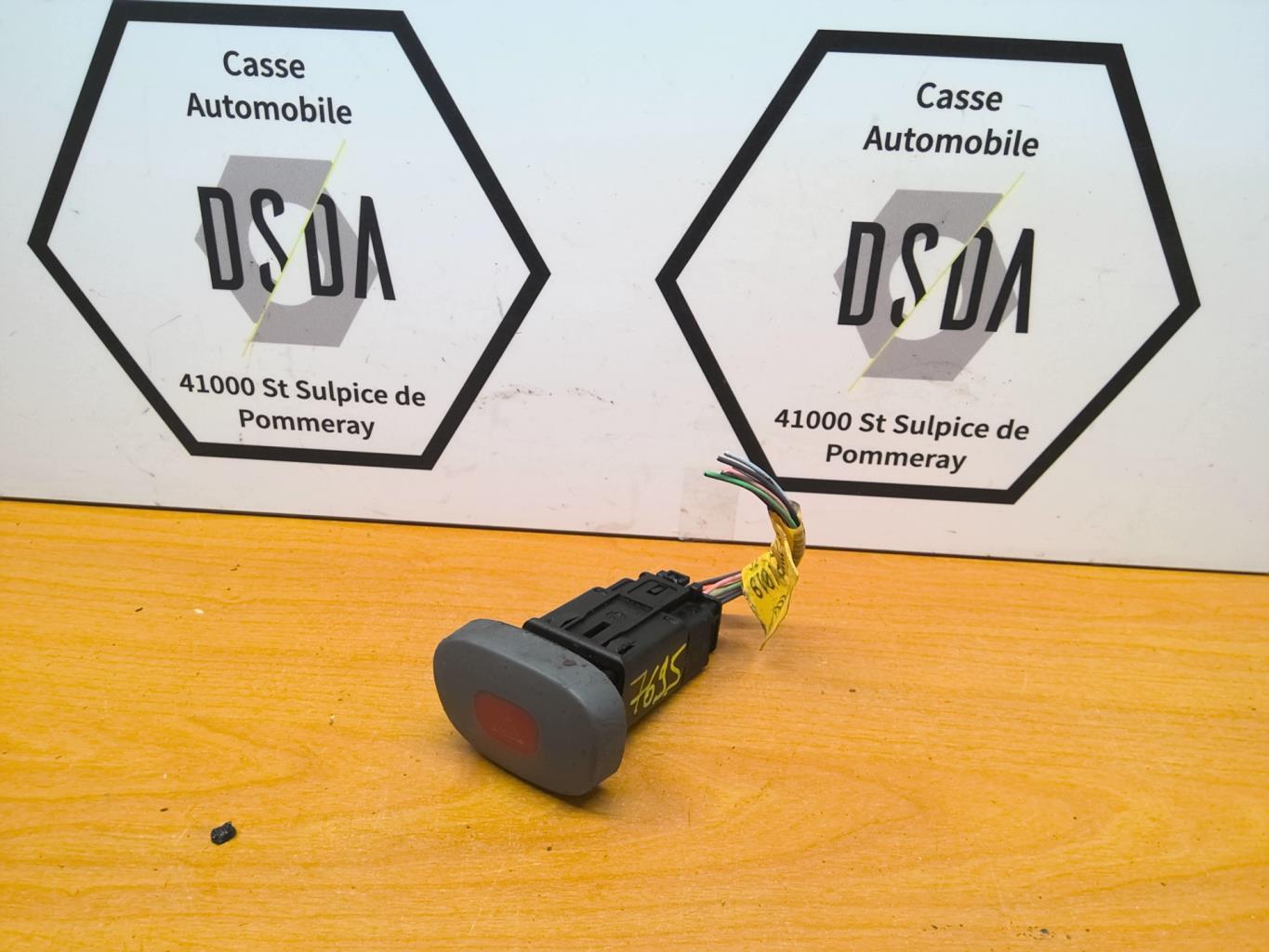 Bouton de warning RENAULT CLIO 2 PHASE 1 Essence - 1