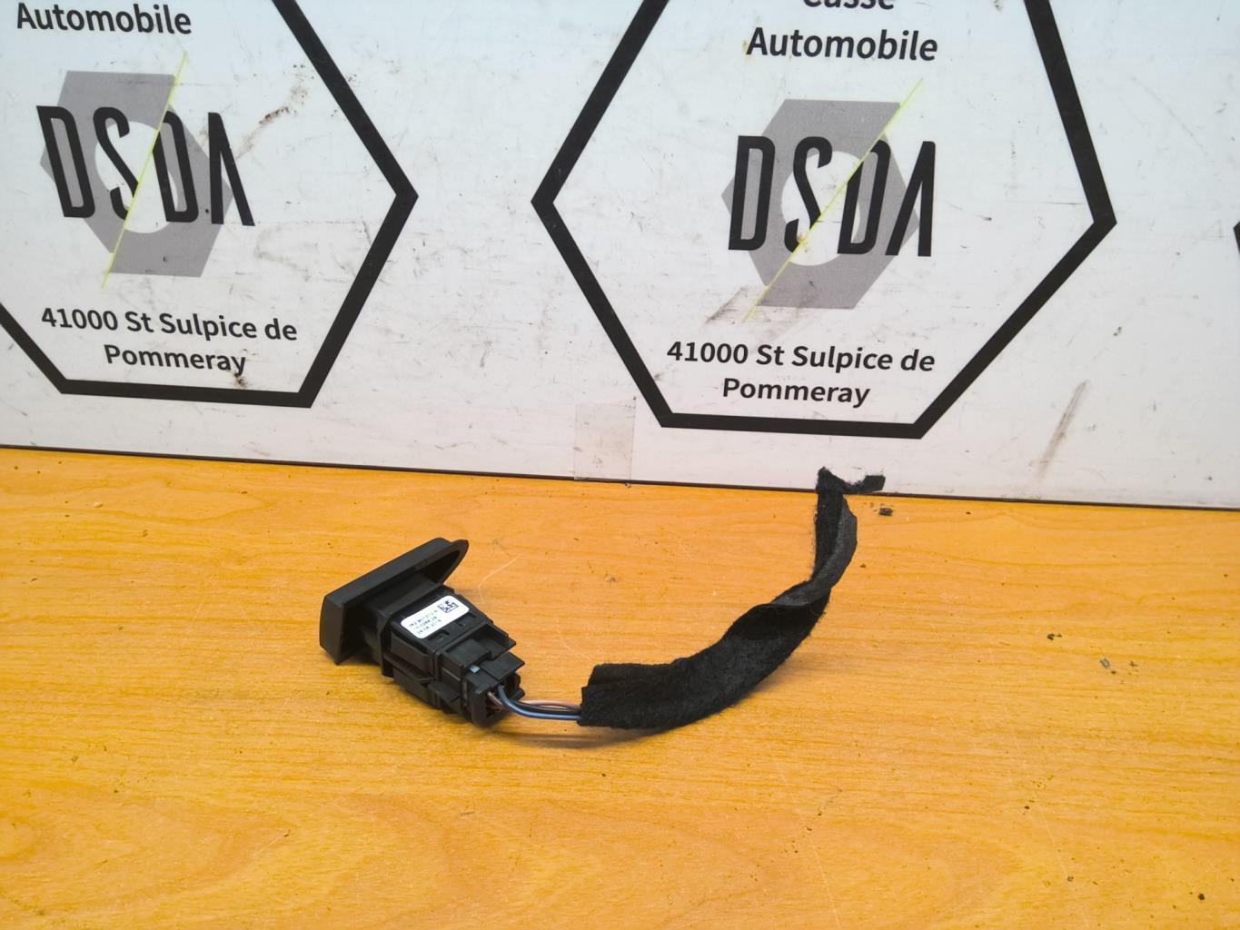 Bouton de warning RENAULT CLIO 4 PHASE 1 BREAK Diesel - 1