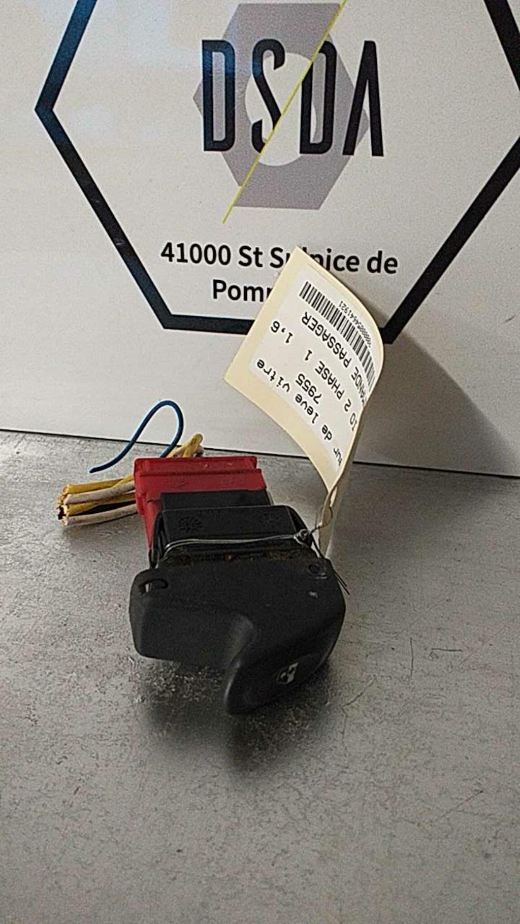 Interrupteur de leve vitre avant gauche RENAULT CLIO 2 PHASE 1 Essence - 1