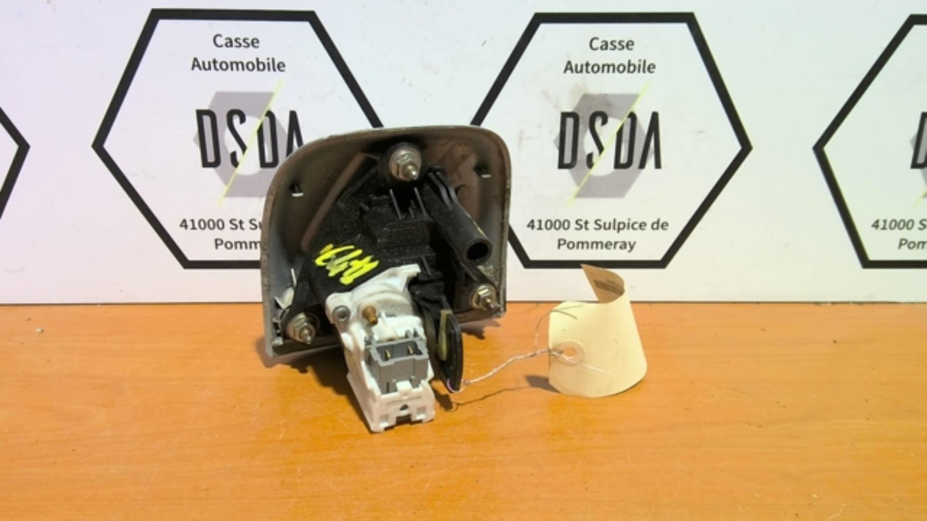 Bouton de coffre RENAULT CLIO 2 PHASE 2 Essence - 1