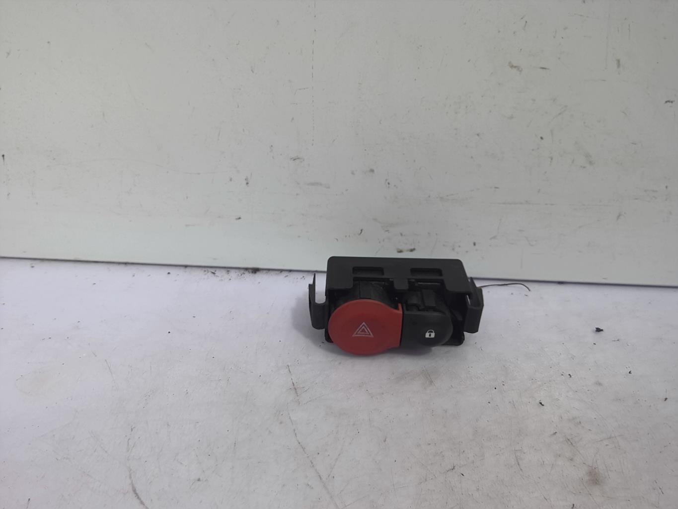 Bouton de warning RENAULT CLIO 3 PHASE 1 Diesel - 1