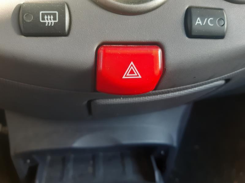 Bouton de warning NISSAN MICRA 3 PHASE 1 Essence - 1