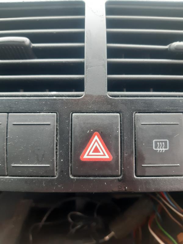 Bouton de warning VOLKSWAGEN POLO 4 PHASE 2 Diesel - 1