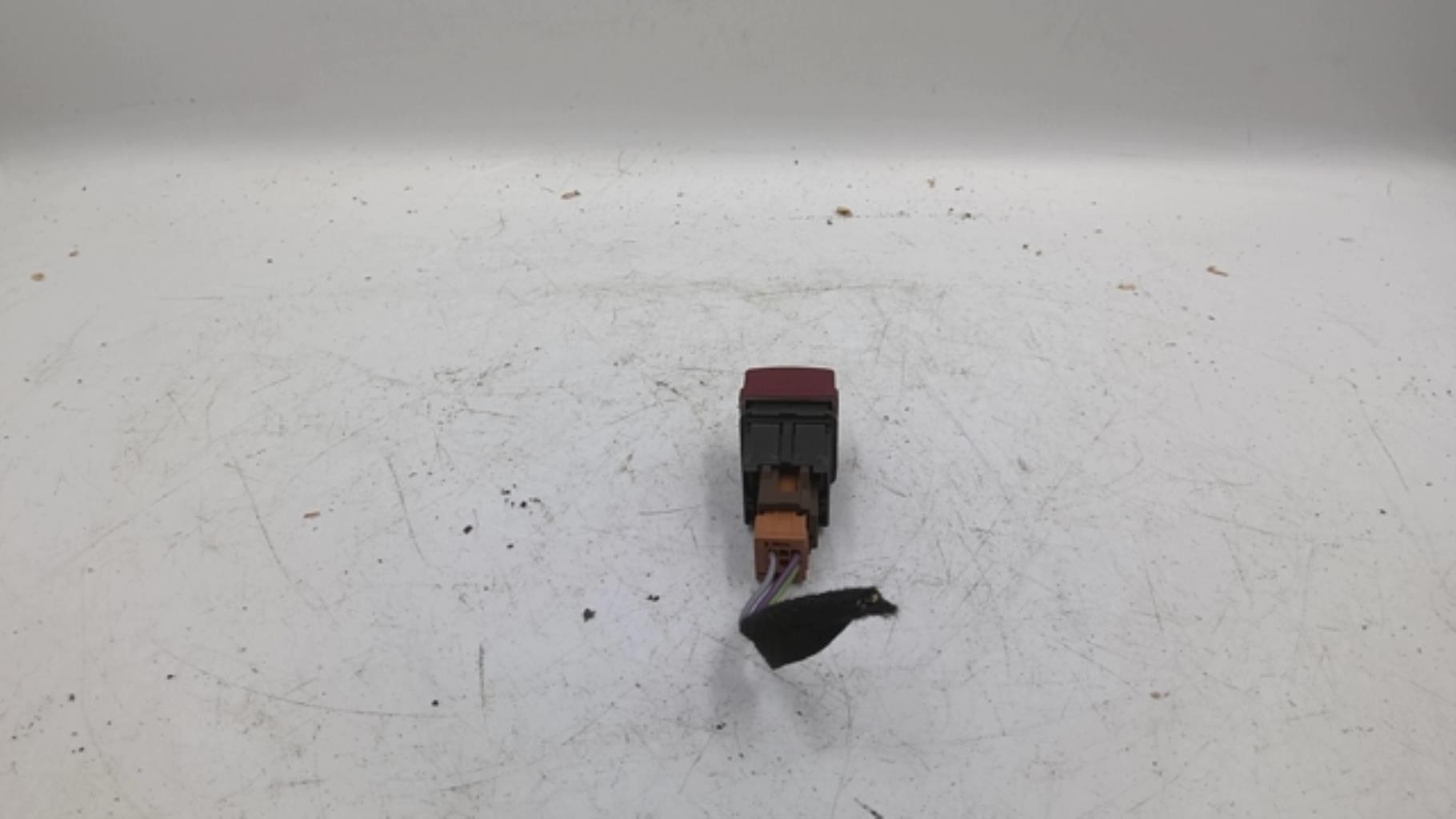 Bouton de warning PEUGEOT 207 PHASE 1 Essence - 1