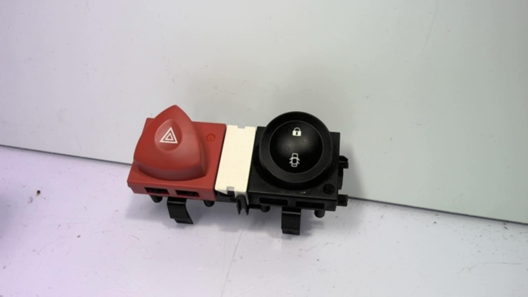 Bouton de warning RENAULT MEGANE 2 PHASE 1 BREAK Diesel - 1