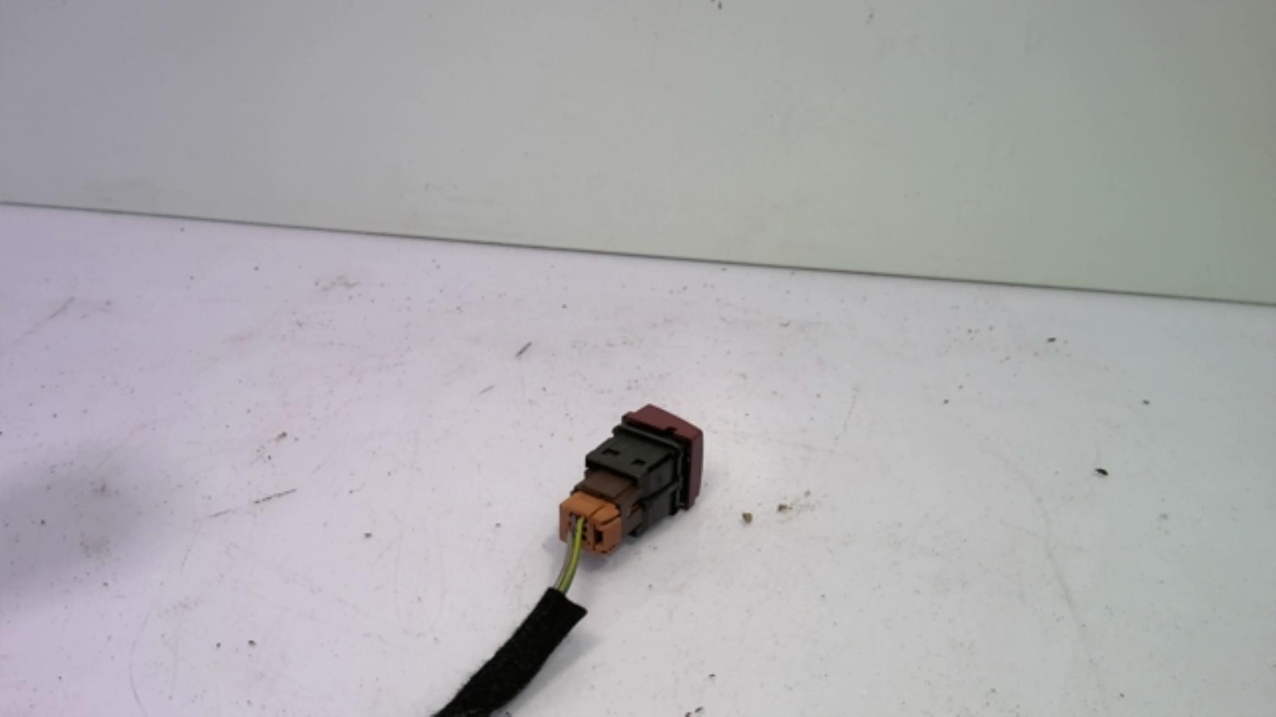 Bouton de warning PEUGEOT 207 PHASE 1 Diesel - 1