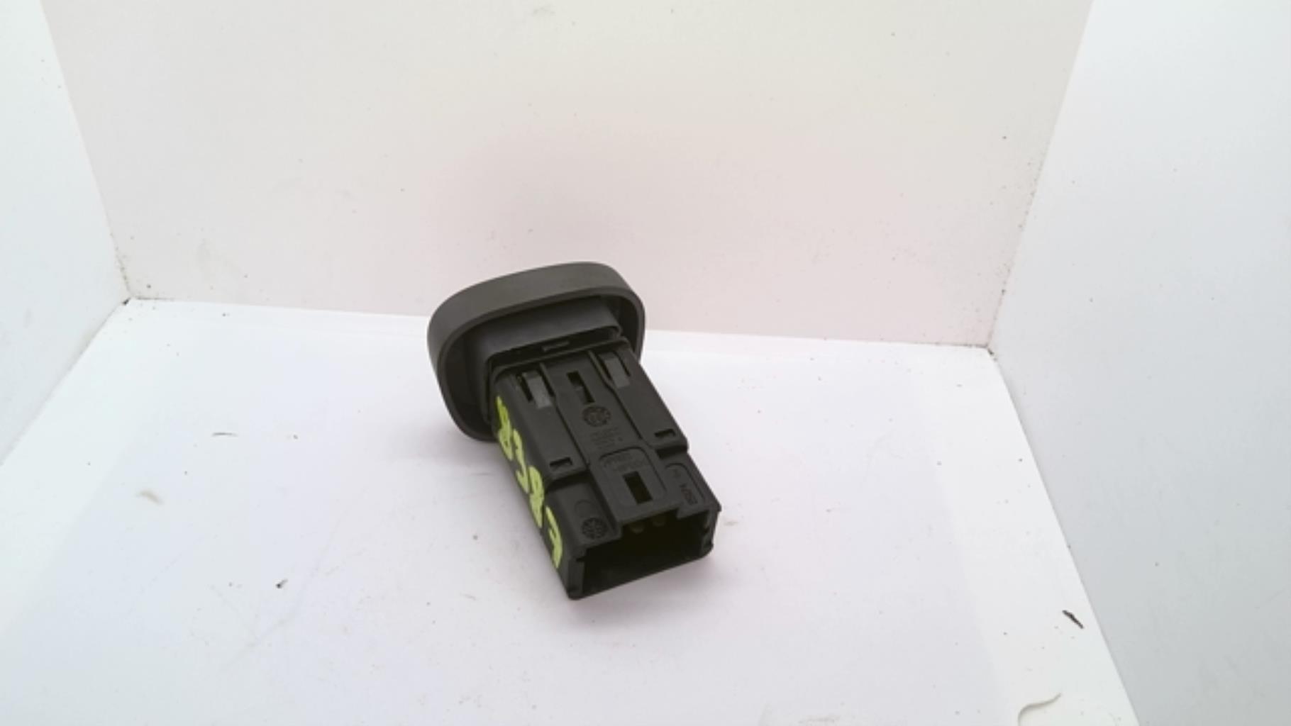Bouton de warning RENAULT CLIO 2 PHASE 1 Essence - 1