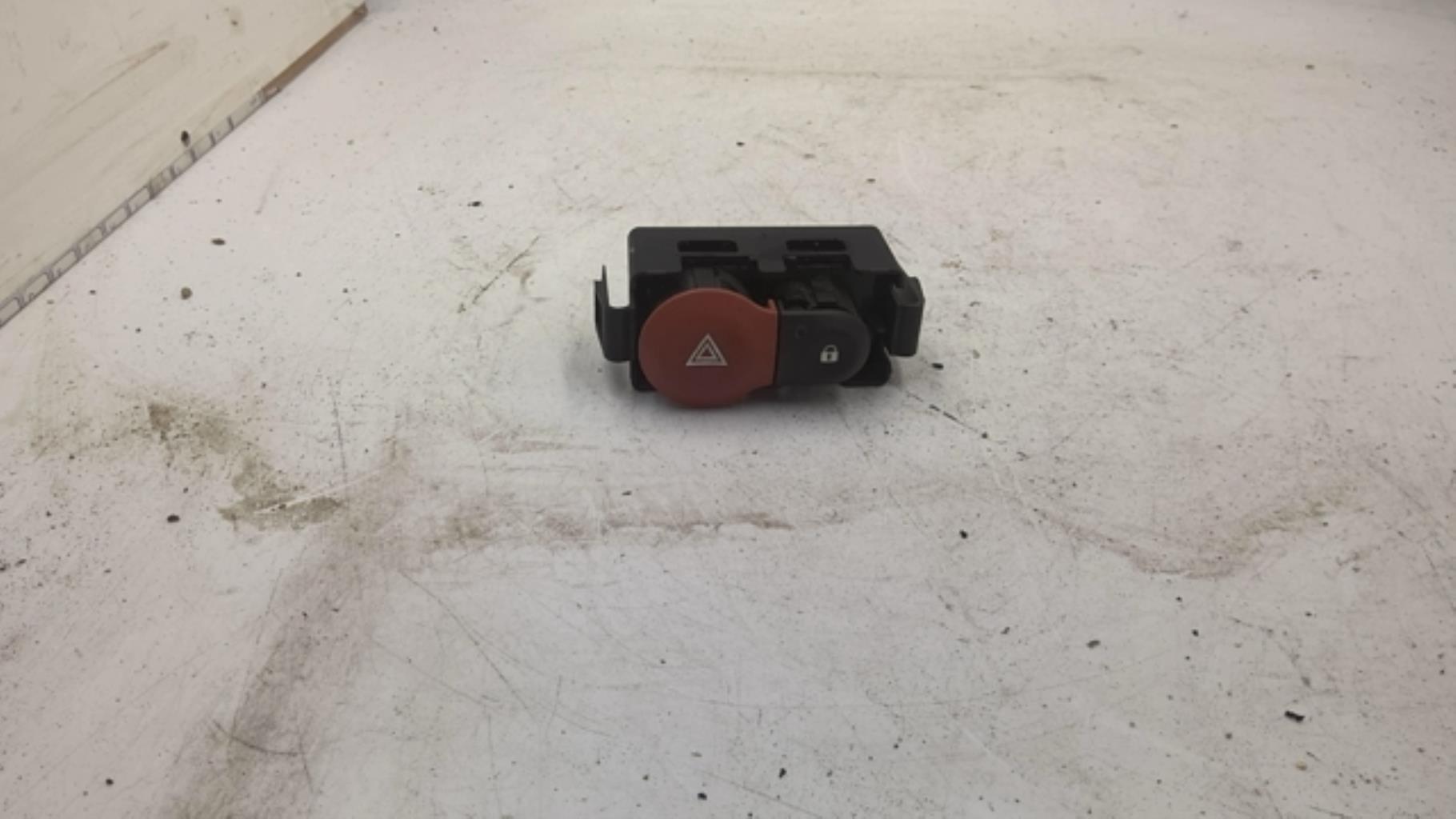 Bouton de warning RENAULT CLIO 3 PHASE 2 Diesel - 1
