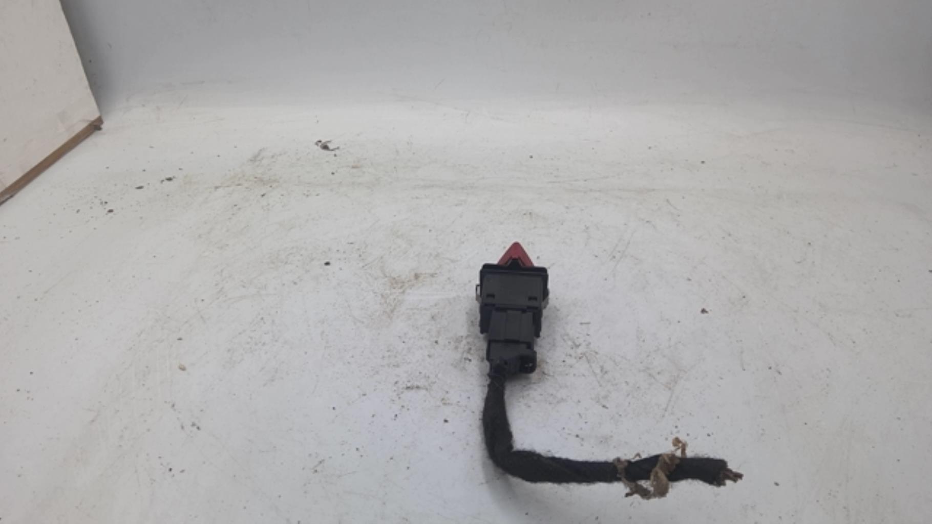 Bouton de warning AUDI A3 2 PHASE 1 Diesel - 1