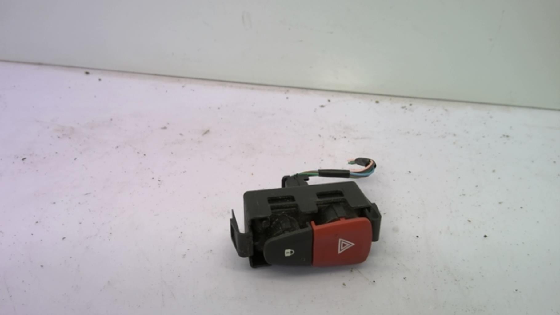 Bouton de warning RENAULT MEGANE 3 PHASE 1 Diesel - 1