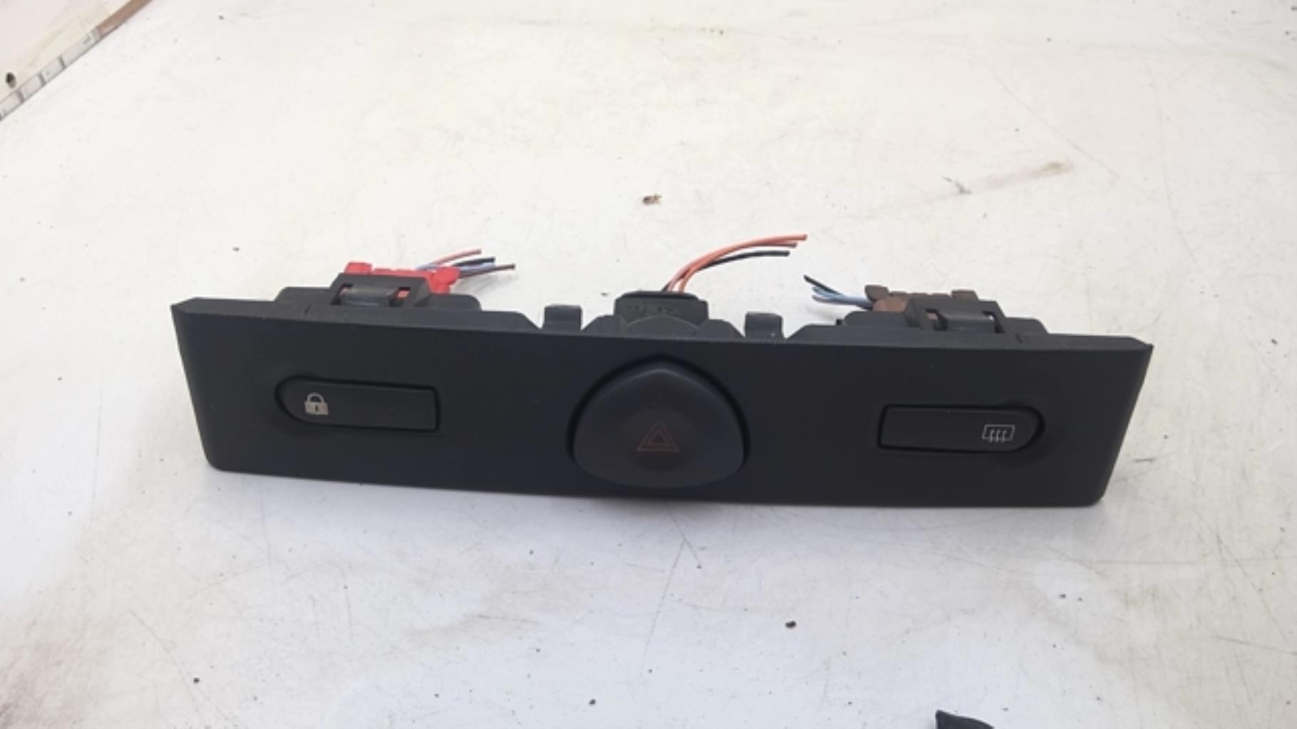 Bouton de warning RENAULT CLIO 2 PHASE 2 Essence - 1