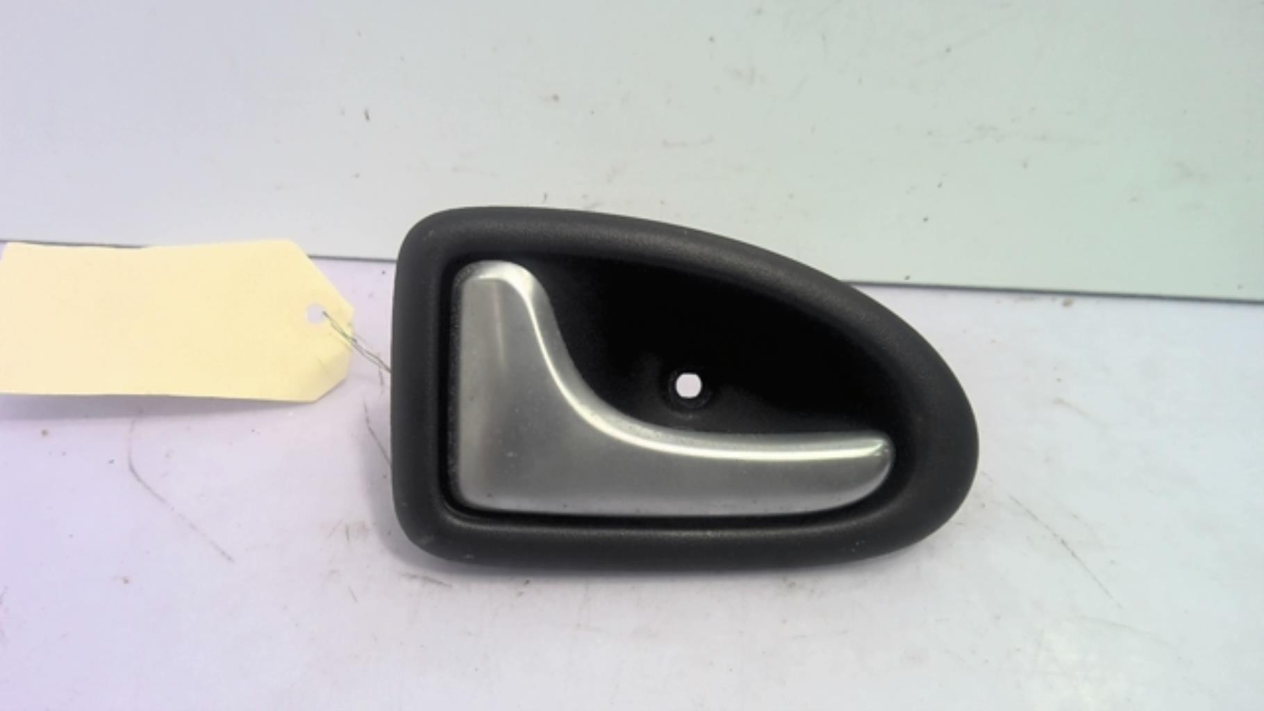 Poignee porte arriere gauche RENAULT CLIO 2 PHASE 2 Essence - 1