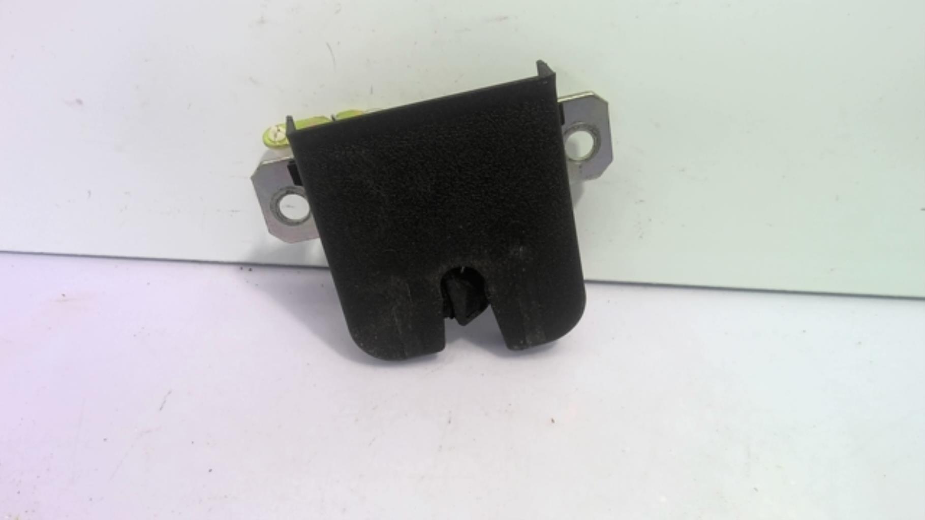 Serrure de coffre VOLKSWAGEN POLO 4 PHASE 1 Essence - 1