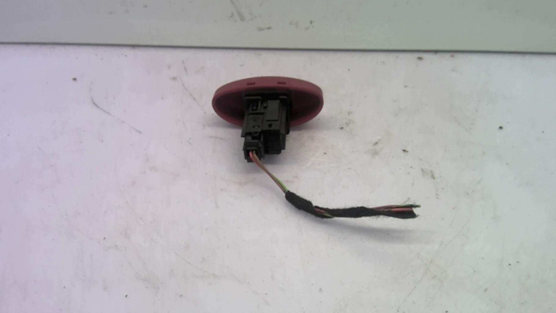 Bouton de warning PEUGEOT 206 PHASE 1 Essence - 1