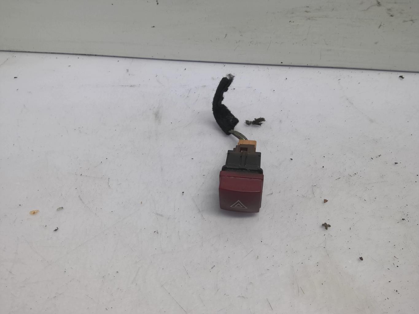 Bouton de warning PEUGEOT 207 PHASE 1 BREAK Diesel - 1