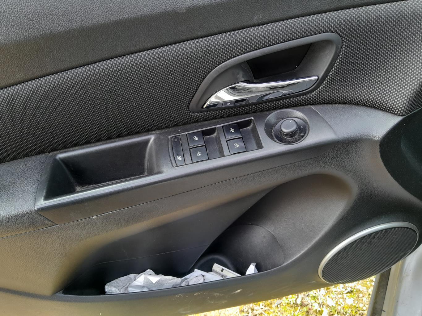 Poignee interieur avant gauche CHEVROLET CRUZE PHASE 1 Essence - 1