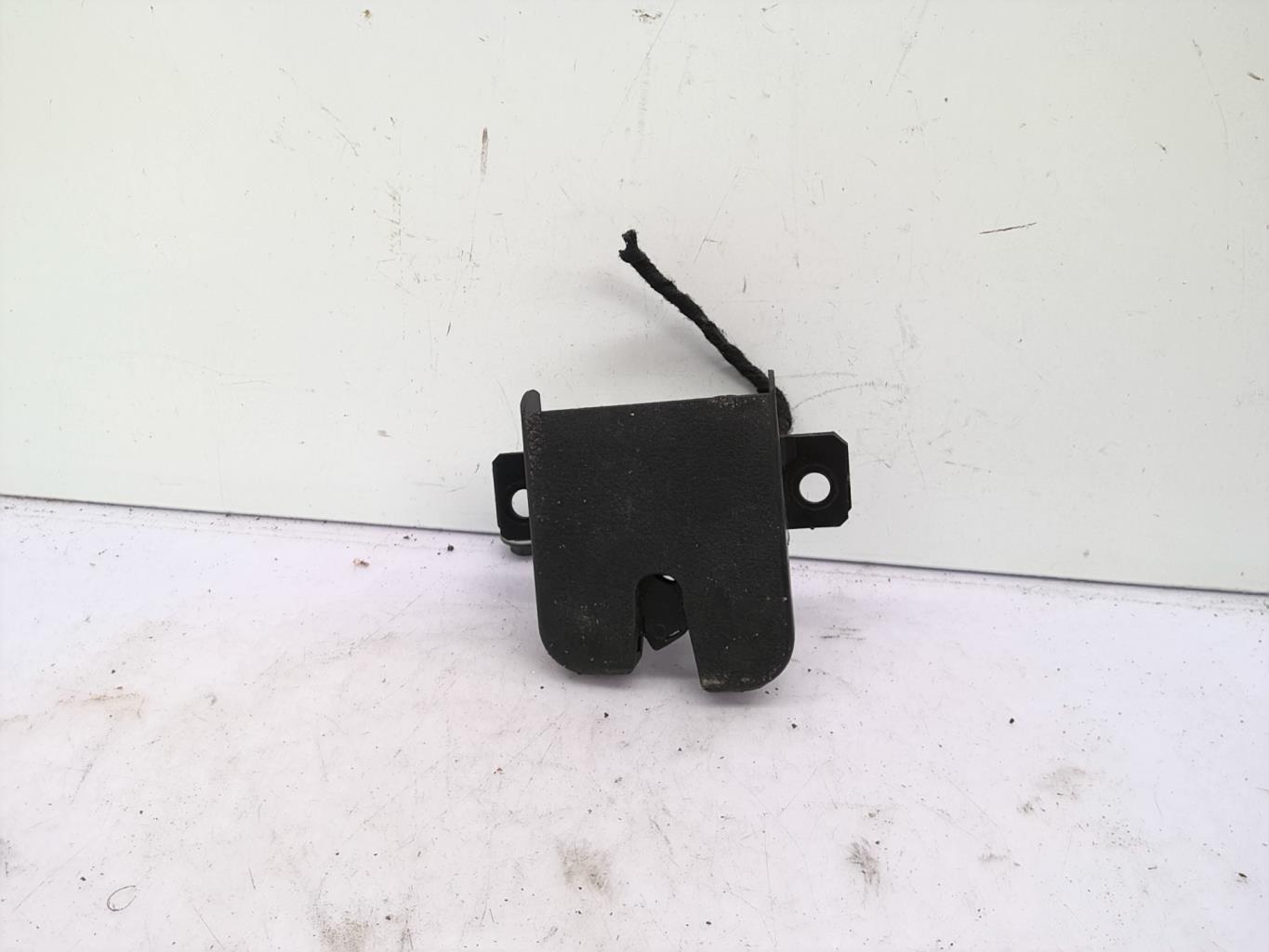 Serrure de coffre VOLKSWAGEN GOLF 4 Diesel - 1