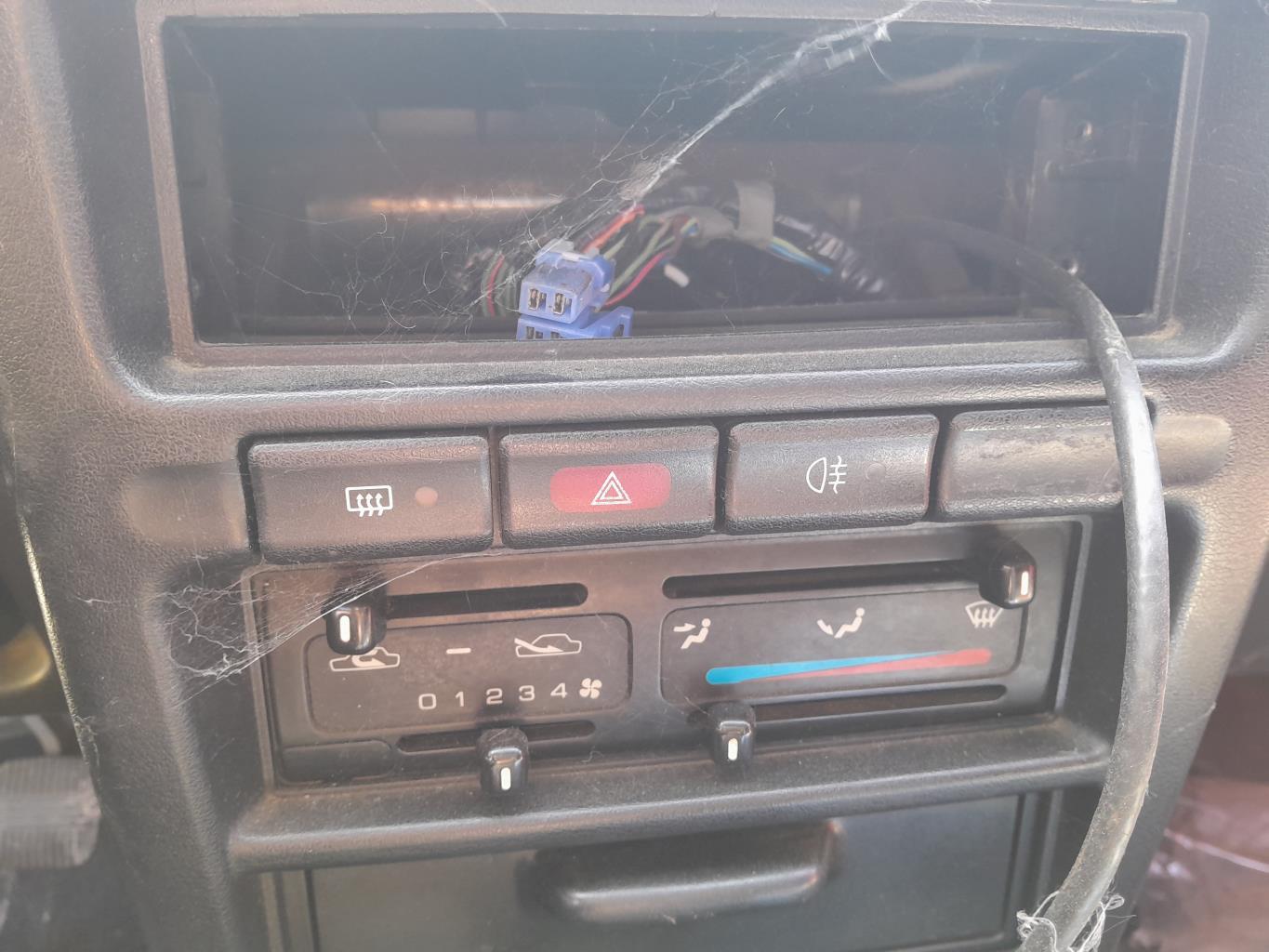 Bouton de warning NISSAN 100 NX  - 1