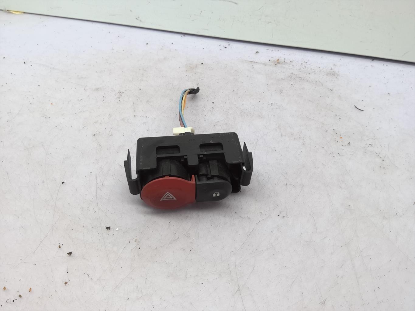 Bouton de warning RENAULT CLIO 3 PHASE 1 Diesel - 1