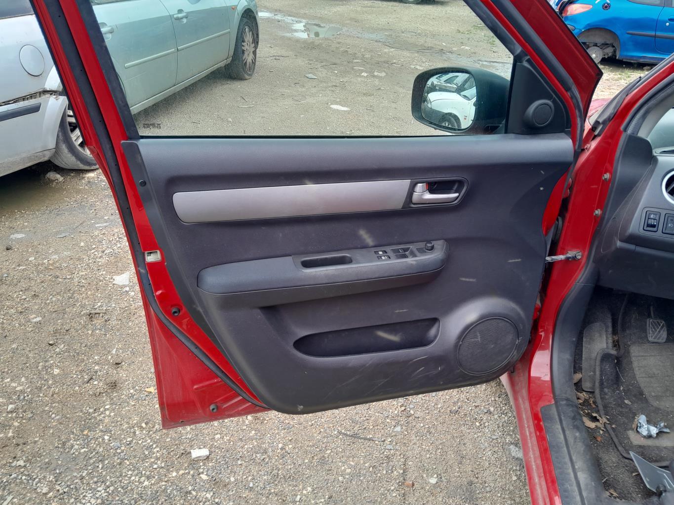 Poignee interieur avant gauche SUZUKI SWIFT 3 Essence - 1
