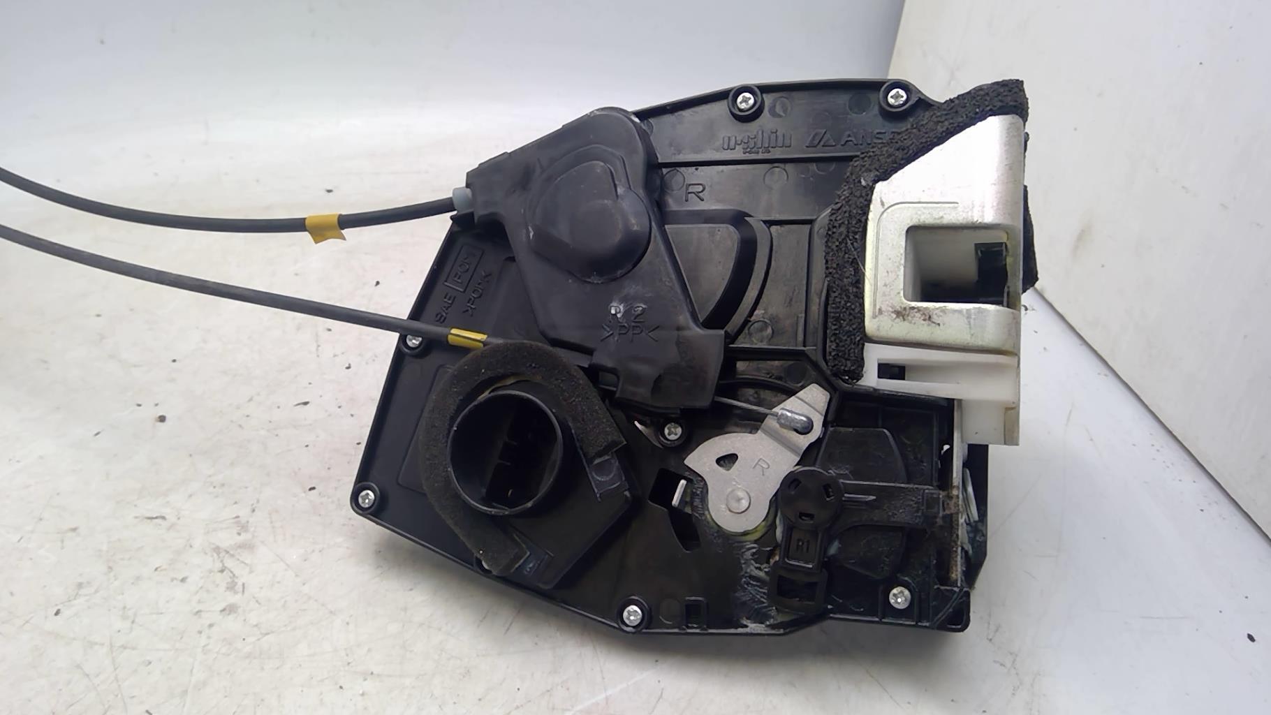 Serrure arriere droit SUZUKI SWIFT 3 Essence - 1