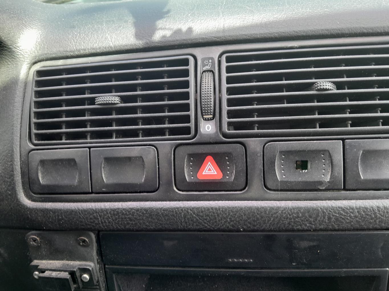 Bouton de warning VOLKSWAGEN GOLF 4 Essence - 1