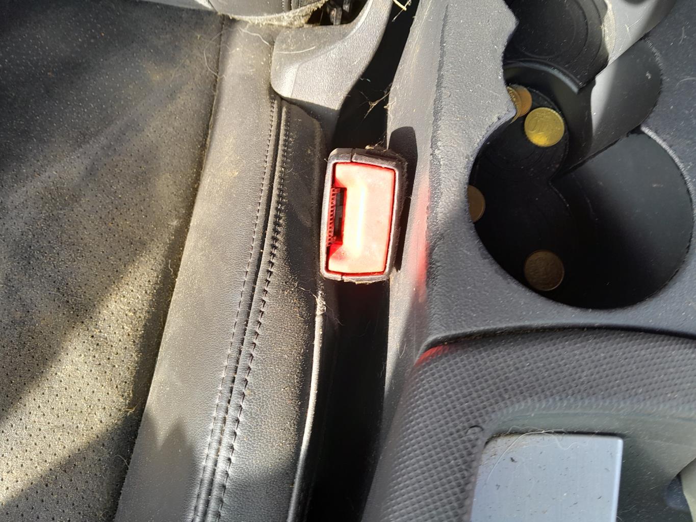 Attache ceinture avant droit AUDI TT 2 COUPE PHASE 1 Essence - 1