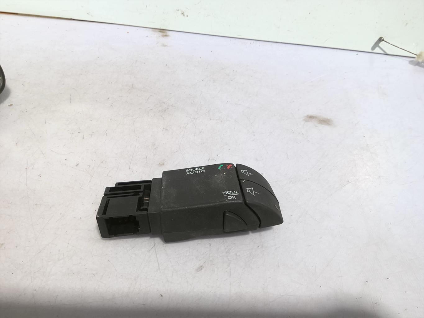 Commande autoradio RENAULT CLIO 4 PHASE 1 BREAK Diesel - 1