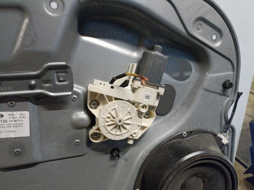Leve vitre electrique avant gauche FORD FOCUS 2 PHASE 1 Diesel - 1