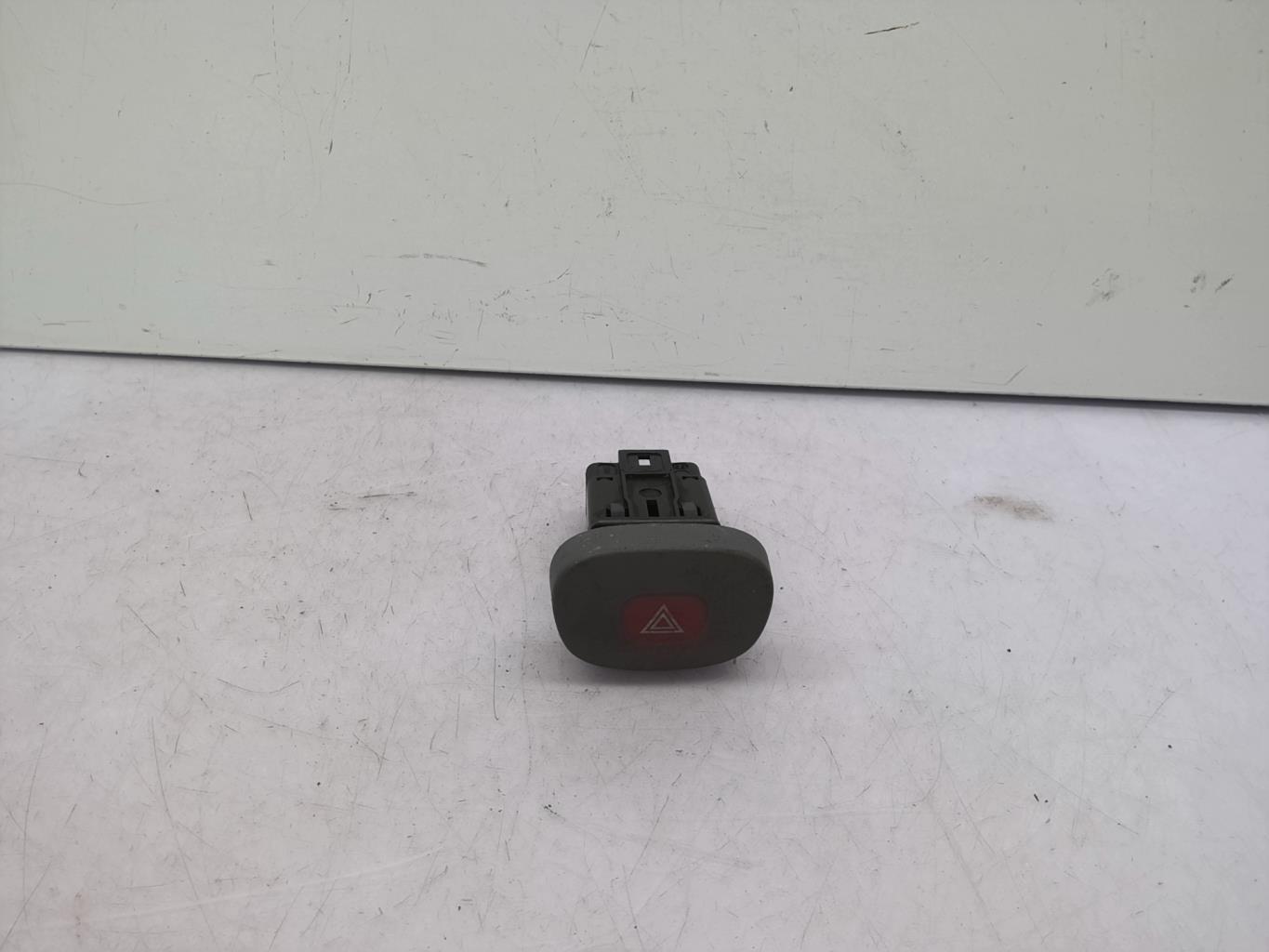Bouton de warning RENAULT CLIO 2 PHASE 1 Essence - 1