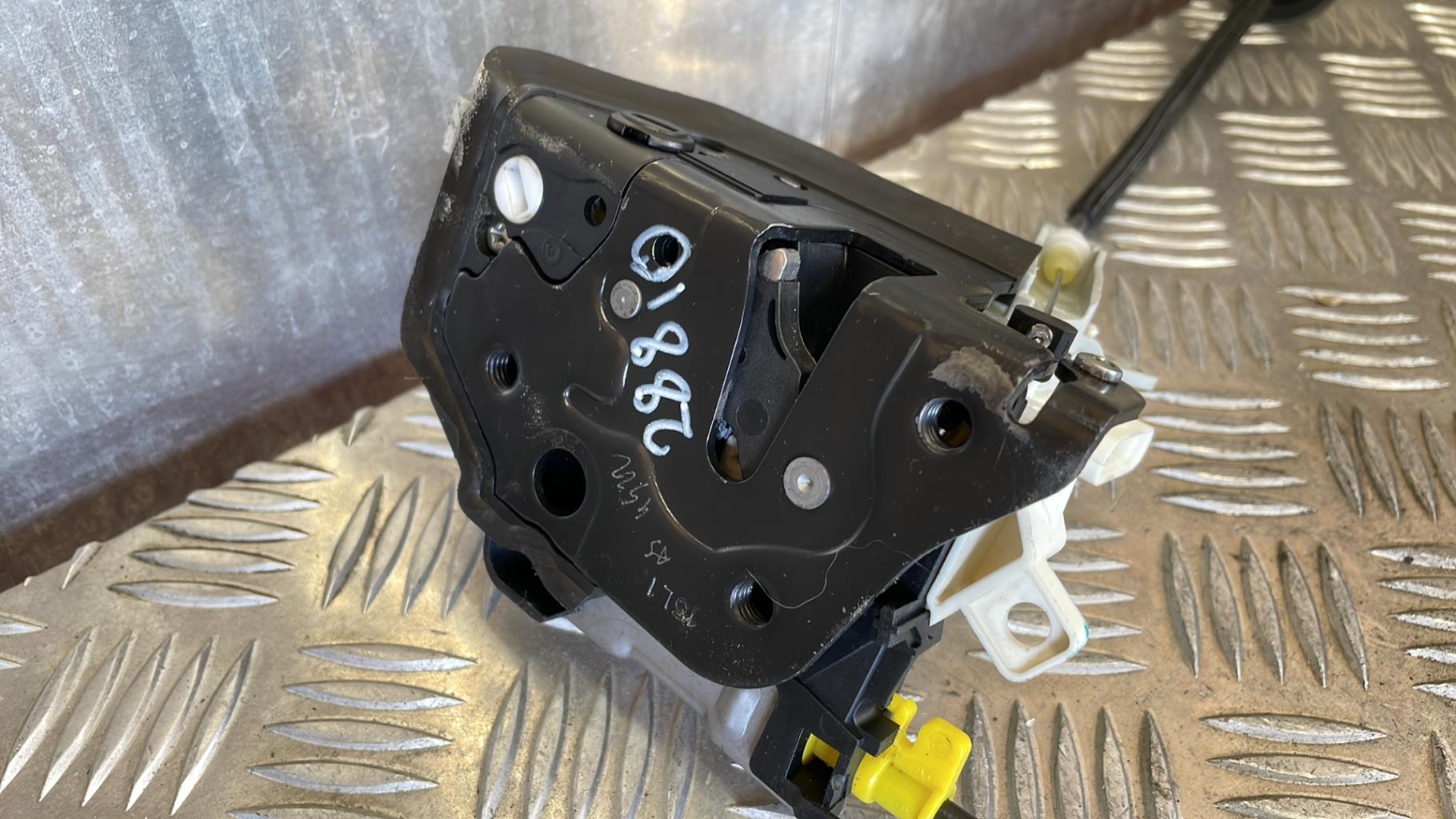 Serrure avant gauche AUDI A4 2 AVANT PHASE 2 BREAK Diesel - 1
