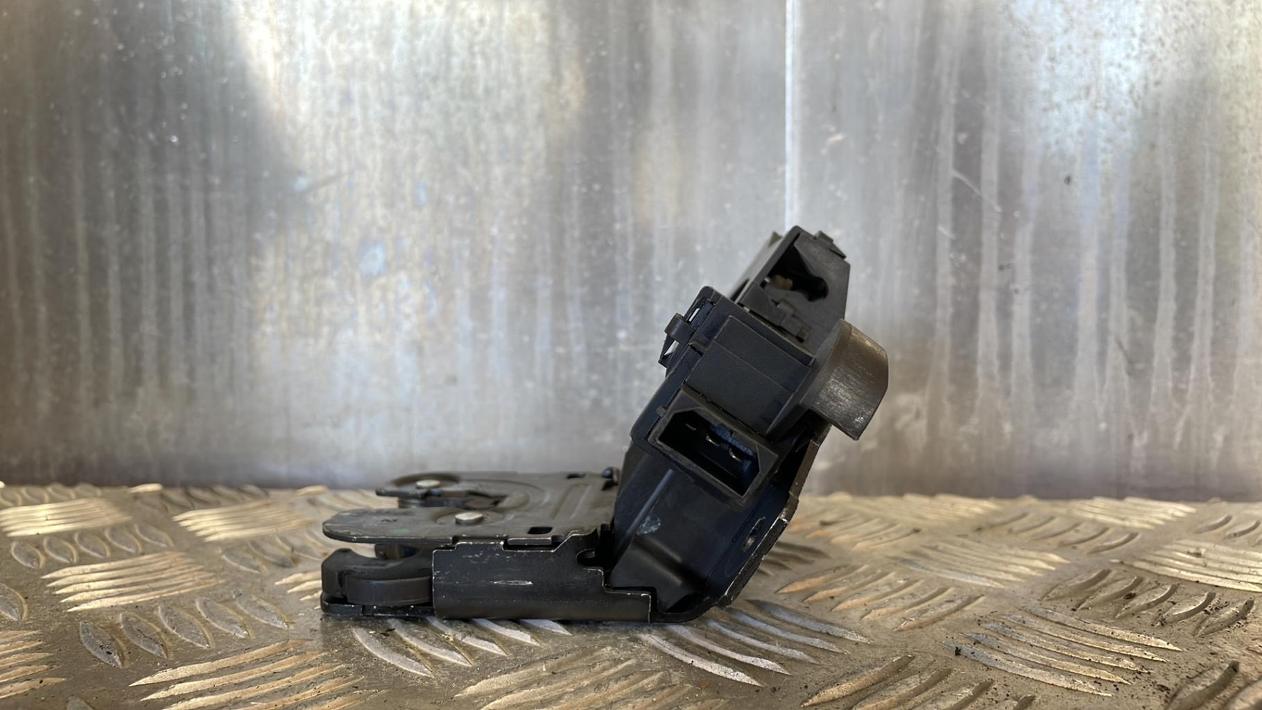 Serrure de coffre AUDI A4 2 PHASE 2 Diesel - 1