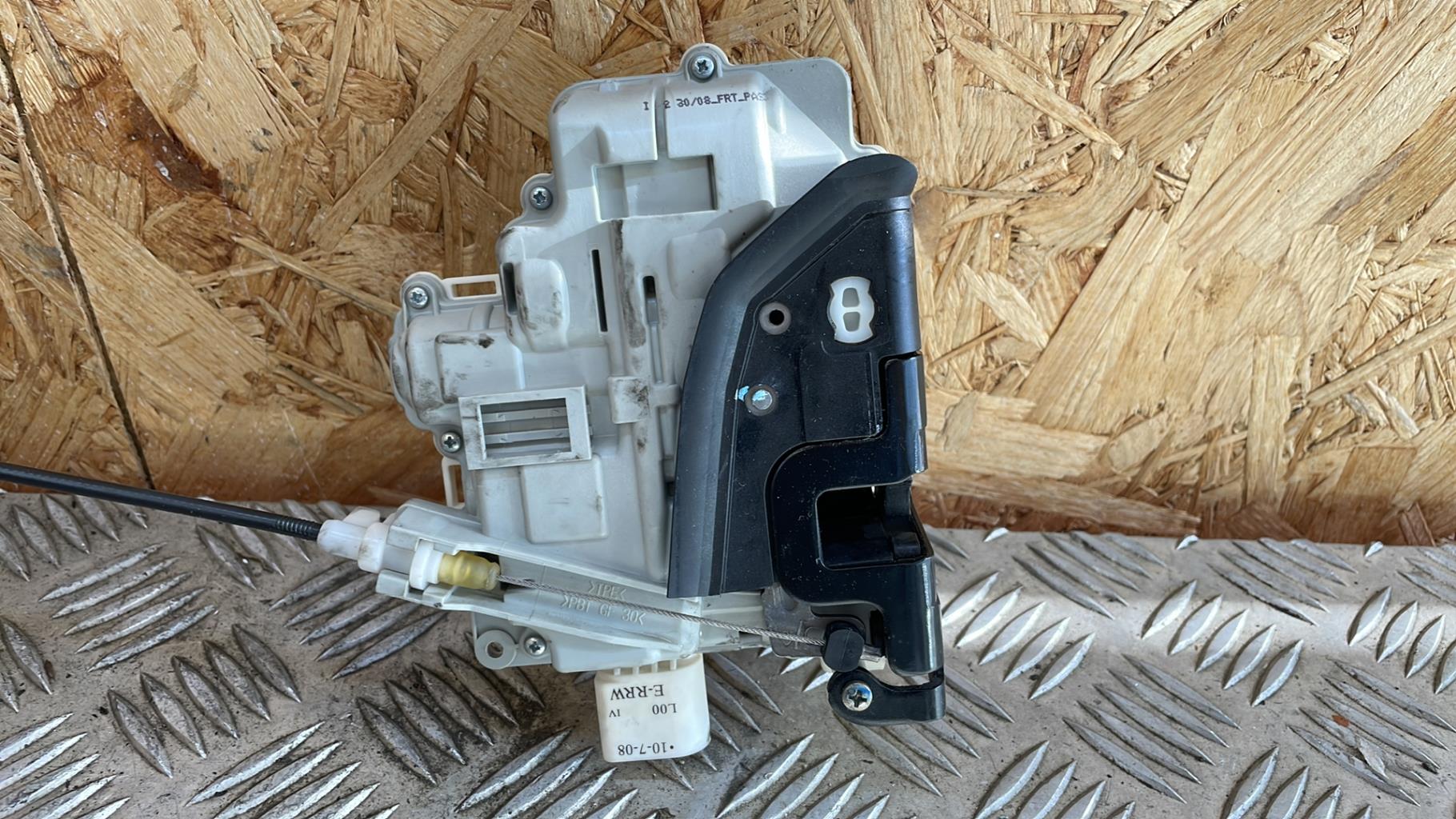 Serrure avant droit AUDI A4 3 AVANT PHASE 1 BREAK Diesel - 1