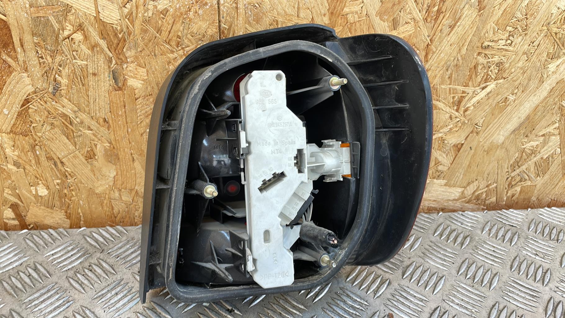 Fanale posteriore principale sinistro (luci) VOLKSWAGEN POLO 3 PHASE 1 Diésel - 1